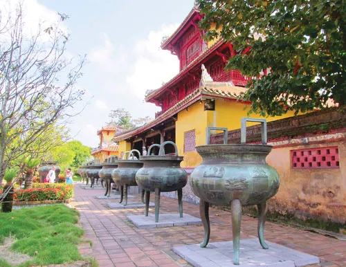 Cửu đỉnh là biểu tượng giàu đẹp, thống nhất đất nước đặt trước sân Thế Miếu, nơi thờ các vị vua triều Nguyễn trong Đại nội Huế. Cửu đỉnh là biểu tượng giàu đẹp, thống nhất đất nước đặt trước sân Thế Miếu, nơi thờ các vị vua triều Nguyễn trong Đại nội Huế.