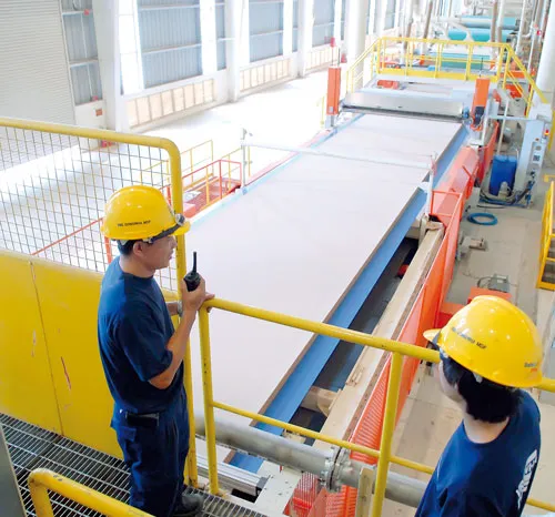 Thuế, phí đang là gánh nặng của nhiều DN (Trong ảnh: Dây chuyền sản xuất ván sợi nhân tạo MDF nhà máy gỗ MDF VRG Dongwha). Ảnh: CAO THĂNG