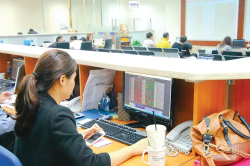 Đầu tư vào thời điểm hiện nay NĐT phải cân nhắc, tính toán. Ảnh: LONG THANH Đầu tư vào thời điểm hiện nay NĐT phải cân nhắc, tính toán. Ảnh: LONG THANH