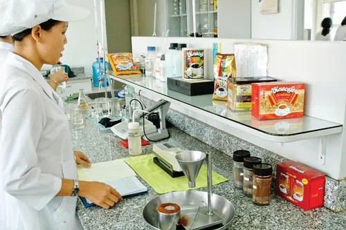 Vinacafe với những sản phẩm đã có thương hiệu trên thị trường trong và ngoài nước nhưng cũng nhảy ra đầu tư ngoài ngành và hiện đang nợ ngân hàng trên 1.600 tỷ đồng. Vinacafe với những sản phẩm đã có thương hiệu trên thị trường trong và ngoài nước nhưng cũng nhảy ra đầu tư ngoài ngành và hiện đang nợ ngân hàng trên 1.600 tỷ đồng.