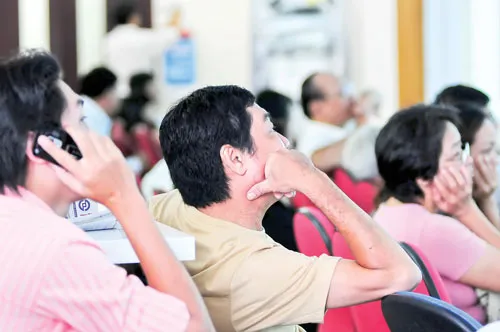 NĐT theo dõi giá CP. Ảnh: Long Thanh