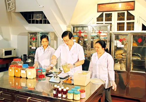 Ông Vũ Minh Châu đang bào chế sản phẩm tại Công ty Dưỡng dược Bảo Sinh.