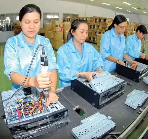 Sản xuất máy tính tại VTB. Ảnh: CAO THĂNG