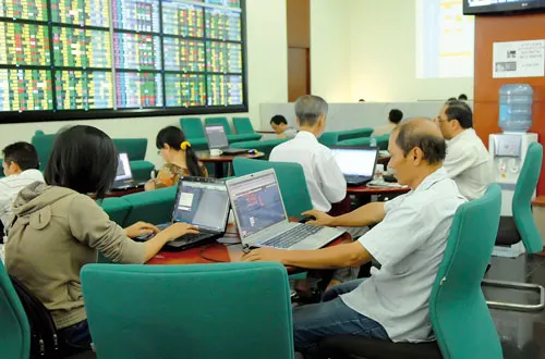 Đa phần NĐT mua cổ phiếu để lướt sóng chứ ít quan tâm đến cổ tức. Ảnh: C. THĂNG Đa phần NĐT mua cổ phiếu để lướt sóng chứ ít quan tâm đến cổ tức. Ảnh: C. THĂNG