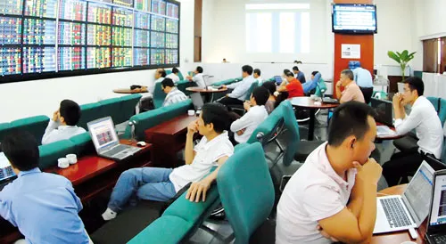 Sáp nhập 2 sở sẽ tăng sức hấp dẫn và niềm tin cho NĐT trên TTCK. Ảnh: C. THĂNG Sáp nhập 2 sở sẽ tăng sức hấp dẫn và niềm tin cho NĐT trên TTCK. Ảnh: C. THĂNG