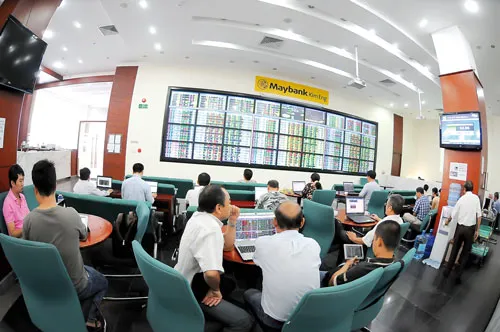 NĐT theo dõi giá CP. Ảnh: CAO THĂNG