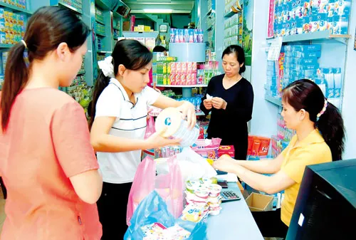 Cửa hàng hiện đại hay siêu thị mini đang ngày càng thu hút người tiêu dùng. Ảnh: LÃ ANH