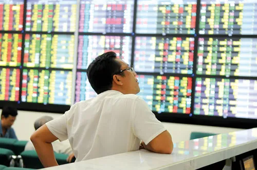 Tin đồn vừa qua vẫn còn âm hưởng với NĐT. Ảnh: CAO THĂNG Tin đồn vừa qua vẫn còn âm hưởng với NĐT. Ảnh: CAO THĂNG