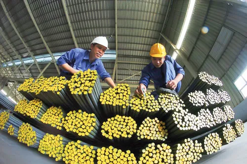 Các DN sản xuất thép kỳ vọng vào thị trường BĐS ấm lên. Ảnh: LONG THANH