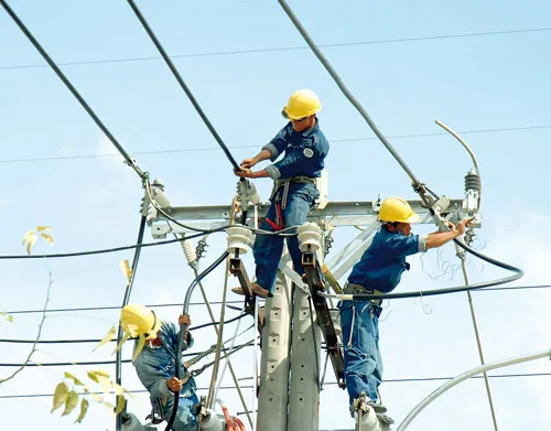 Kéo đường điện cho một khu chung cư mới ở quận 8, TPHCM. Ảnh: ĐỨC TRÍ Kéo đường điện cho một khu chung cư mới ở quận 8, TPHCM. Ảnh: ĐỨC TRÍ