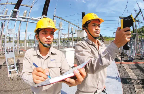 Công nhân Tập đoàn Điện lực Việt Nam (EVN) kiểm tra hệ thống truyền tải tại một nhà máy thủy điện. Ảnh: CAO THĂNG