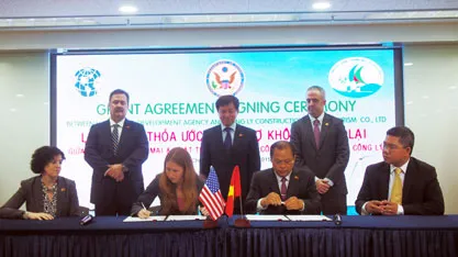 Lãnh sự quán Hoa Kỳ tại Việt Nam và lãnh đạo tỉnh Bạc Liêu chứng kiến ký kết thoả thuận. Lãnh sự quán Hoa Kỳ tại Việt Nam và lãnh đạo tỉnh Bạc Liêu chứng kiến ký kết thoả thuận.