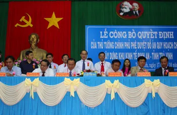 Các doanh nghiệp ký bản ghi nhớ đầu tư vào KKT Định An. (Ảnh: M.Tuấn)