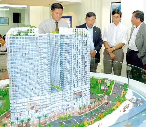 Nhà đầu tư tìm hiểu tại một sàn giao dịch BĐS. Ảnh: THANH TÂM