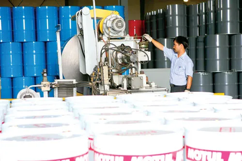 Dây chuyền sản xuất sơn chống thấm My Kolor của Thái Lan. Ảnh: LÃ ANH
