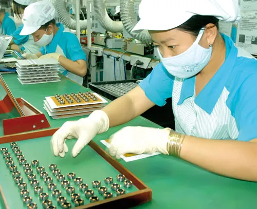Sản xuất linh kiện máy tính tại Công ty Nidec Corporation (Nhật Bản) TPHCM. Ảnh: T. TÂM