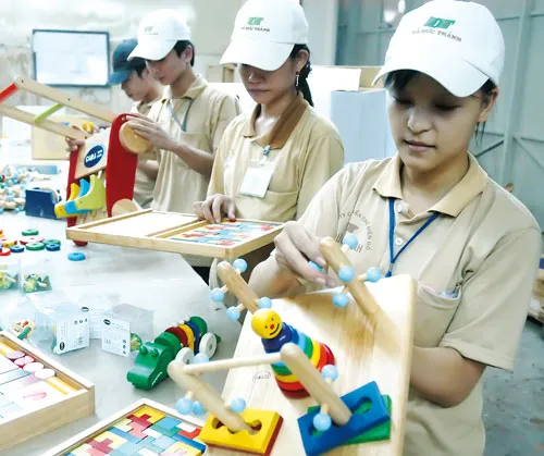 Sản xuất đồ gỗ trong nước cần được hỗ trợ hơn nữa. Ảnh: CAO THĂNG