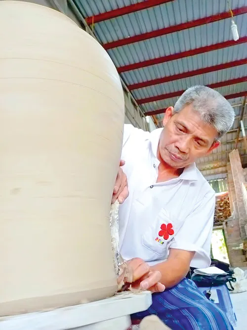 Nghệ nhân Vũ Xuân Năm say sưa tạo hình. Nghệ nhân Vũ Xuân Năm say sưa tạo hình.