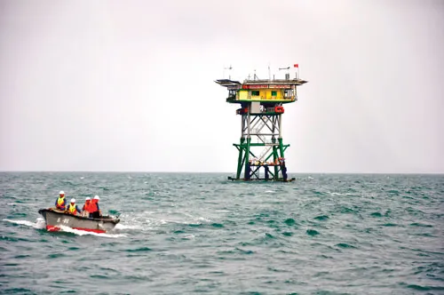 Nhà giàn ở bãi cạn Cà Mau sừng sững trên thềm lục địa. Tiếp tế lương thực lên nhà giàn trong điều kiện biển động, sóng to. Kéo khách lên thăm nhà giàn trong điều kiện biển động. Chuẩn bị bữa ăn. Phút sinh hoạt giải trí trên nhà giàn. Nhà giàn Phúc Nguyên. Rau xanh được cán bộ, chiến sĩ nhà giàn tăng gia sản xuất. Nhà giàn Tư Chính. Nhà giàn ở bãi cạn Cà Mau sừng sững trên thềm lục địa. Tiếp tế lương thực lên nhà giàn trong điều kiện biển động, sóng to. Kéo khách lên thăm nhà giàn trong điều kiện biển động. Chuẩn bị bữa ăn. Phút sinh hoạt giải trí trên nhà giàn. Nhà giàn Phúc Nguyên. Rau xanh được cán bộ, chiến sĩ nhà giàn tăng gia sản xuất. Nhà giàn Tư Chính.