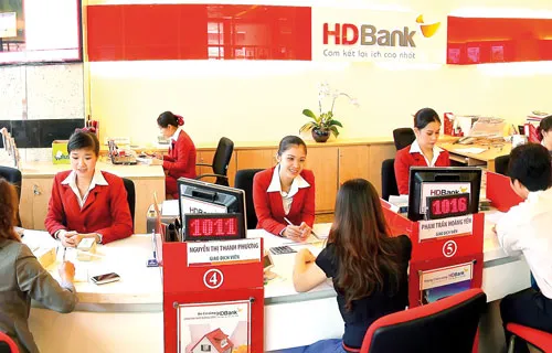 Tư vấn cho khách hàng tại HDBank. Ảnh: LÃ ANH