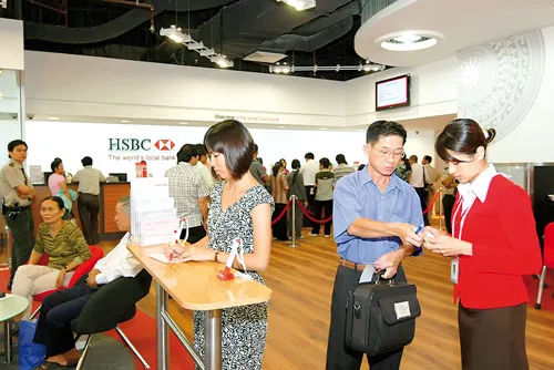 Khách hàng làm thủ tục vay vốn tại HSBC TPHCM. Ảnh: L. THANH