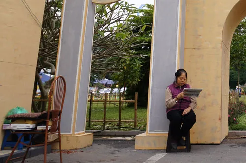 Bà Phạm Xuân Thu 78 tuổi hơn 50 năm cắt tóc vỉa hè tại phố Hàng Buồm.