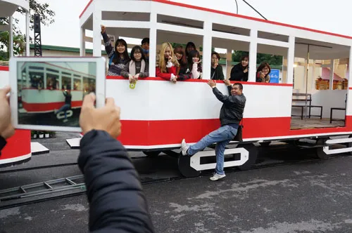 Những chiếc xe điện leng keng không thể phai mờ trong tiềm thức người dân Hà Nội.