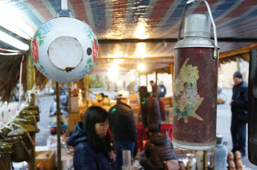 Đồ vật tráng men hay chiếc phích nước Rạng Đông thời bao cấp.