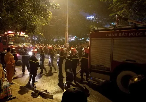 Lực lượng cảnh sát PCCC nỗ lực dập tắt lửa tại quán Karaoke. Lực lượng cảnh sát PCCC nỗ lực dập tắt lửa tại quán Karaoke.