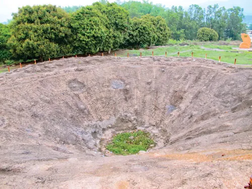 Di tích hố bộc phá: Vào lúc 20 giờ 30 ngày 6-5-1954, bộ đội ta đã cho nổ khối bộc phá nặng 960kg trong đường hầm đào xuyên lòng đồi A1. Sức nổ của khối bộc phá đã tiêu diệt 1 đại đội lính Pháp chiếm giữ cứ điểm cuối cùng này. Sóng xung kích được tạo ra đã làm số quân Pháp còn lại bị choáng váng. Thừa cơ, Trung đoàn 174 đã tấn công đánh chiếm toàn bộ cứ điểm A1 vào lúc 4 giờ 30 phút ngày 7-5-1954. Tiếng nổ của khối bộc phá này còn là hiệu lệnh tổng công kích đợt cuối cùng của chiến dịch Điện Biện Phủ. Ảnh: LTT