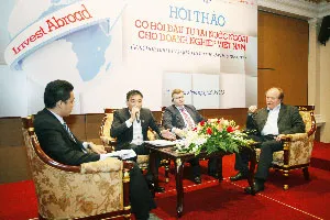 Các diễn giả đang bàn luận về các vấn đề liên quan đến văn hóa và luật lệ khi đầu tư nước ngoài. Các diễn giả đang bàn luận về các vấn đề liên quan đến văn hóa và luật lệ khi đầu tư nước ngoài.