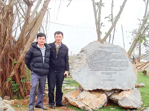 Doanh nhân Phạm Hồng Điệp (ngoài cùng bên trái) và tác giả tại cây đa do đại tướng Võ Nguyên Giáp tặng.