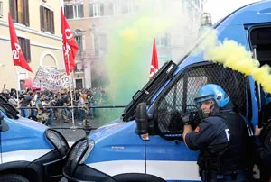 Người Hy Lạp biểu tình chống các biện pháp khắc khổ. Người Hy Lạp biểu tình chống các biện pháp khắc khổ.