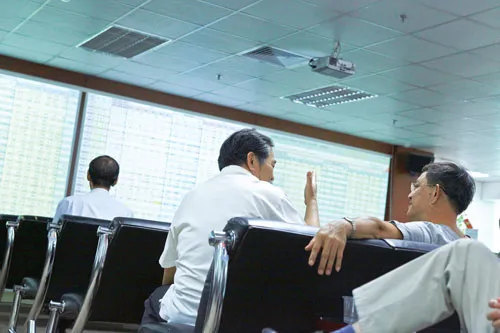 Tính toán đầu tư vào mã CP có cổ tức bằng tiền mặt cũng không hề dễ. Ảnh: LONG THANH Tính toán đầu tư vào mã CP có cổ tức bằng tiền mặt cũng không hề dễ. Ảnh: LONG THANH