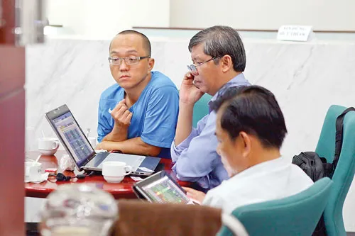 NĐT theo dõi giá CP. Ảnh: LONG THANH NĐT theo dõi giá CP. Ảnh: LONG THANH