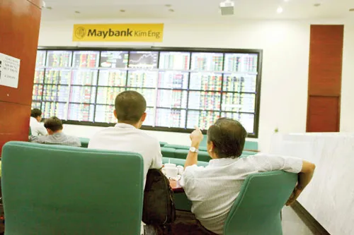 NĐT theo dõi giá CP. Ảnh: LONG THANH NĐT theo dõi giá CP. Ảnh: LONG THANH