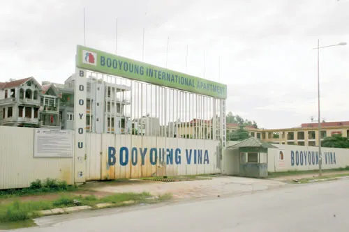Khu chung cư quốc tế Booyoung sau 7 năm khởi công vẫn chỉ là bãi đất trống. Khu chung cư quốc tế Booyoung sau 7 năm khởi công vẫn chỉ là bãi đất trống.