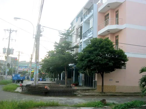 Nhiều sổ đỏ tại dự án KDC Lê Minh (quận 12) đã bị chủ đầu tư thế chấp tại ngân hàng, gây khó khăn cho việc làm sổ hồng cho khách hàng. Ảnh: TRÀ GIANG Nhiều sổ đỏ tại dự án KDC Lê Minh (quận 12) đã bị chủ đầu tư thế chấp tại ngân hàng, gây khó khăn cho việc làm sổ hồng cho khách hàng. Ảnh: TRÀ GIANG