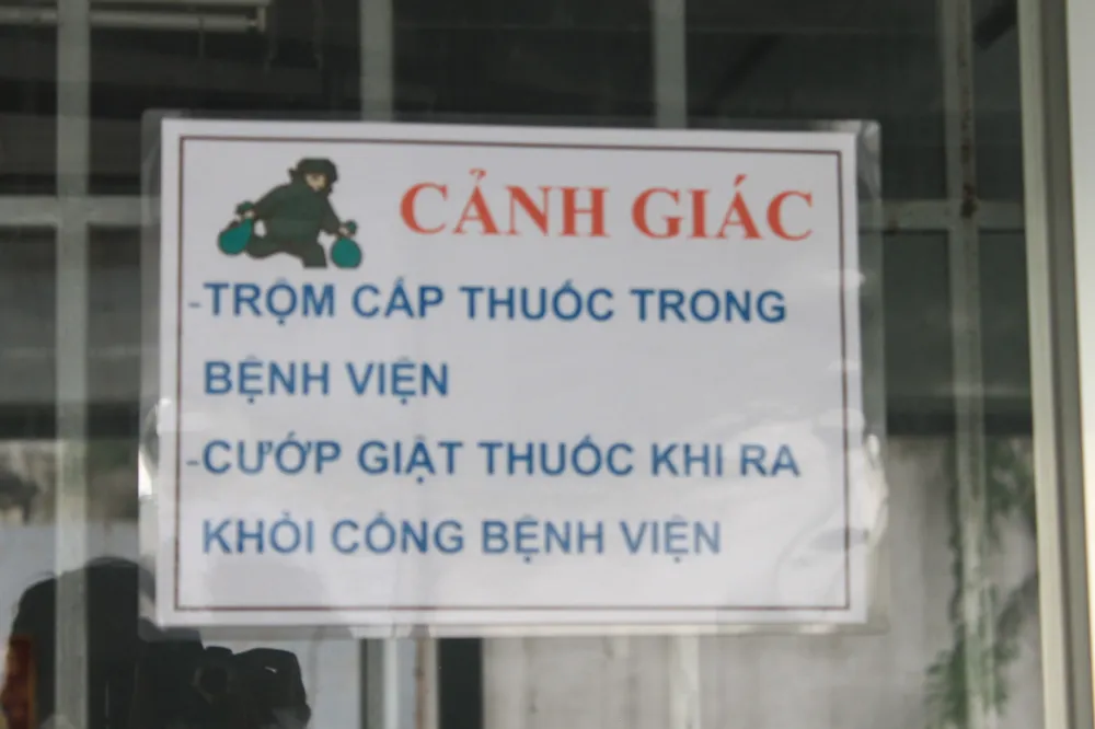 Biển cảnh báo tại các phòng khám. Ảnh: Th.Thảo Biển cảnh báo tại các phòng khám. Ảnh: Th.Thảo