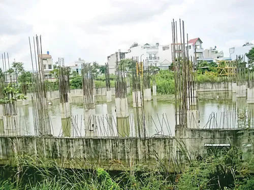 Chung cư tái định cư 12 tầng sau khi thi công xong tầng hầm rồi ngưng hơn 5 năm nay, giờ trở thành hồ chứa nước mưa. Chung cư tái định cư 12 tầng sau khi thi công xong tầng hầm rồi ngưng hơn 5 năm nay, giờ trở thành hồ chứa nước mưa.