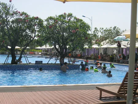 Hồ bơi được xây dựng gần gũi với dòng sông Tắc tạo sự gần gũi với thiên nhiên.