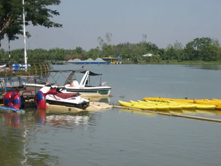 Bến du lịch bằng ca nô và khu chèo thuyền giành cho du khách.