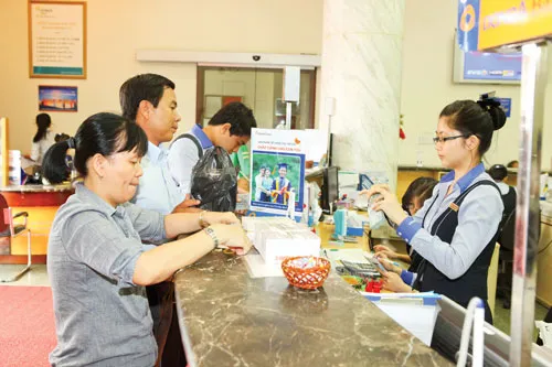 Khách hàng giao dịch tại DongA Bank. Ảnh: LONG THANH