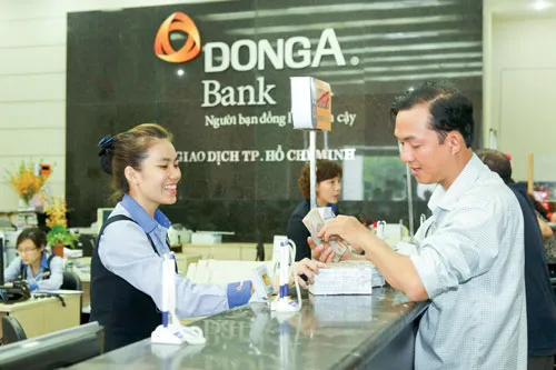 Khách hàng giao dịch tại DongABank. Ảnh: LONG THANH