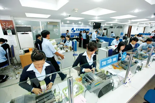 Giao dịch tại Eximbank. Ảnh: LÃ ANH Giao dịch tại Eximbank. Ảnh: LÃ ANH