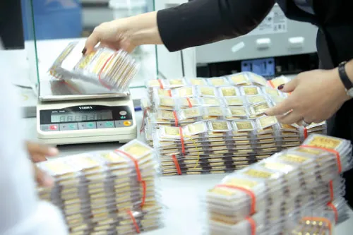 Với Nghị định 24, NHNN tận dụng được nguồn lực vàng trong dân để bình ổn thị trường. Ảnh: LÃ ANH Với Nghị định 24, NHNN tận dụng được nguồn lực vàng trong dân để bình ổn thị trường. Ảnh: LÃ ANH