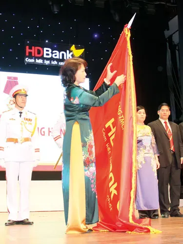 Phó Chủ tịch Quốc hội Nguyễn Thị Kim Ngân, thừa ủy quyền của Chủ tịch nước gắn Huân chương Lao động hạng Ba. Phó Chủ tịch Quốc hội Nguyễn Thị Kim Ngân, thừa ủy quyền của Chủ tịch nước gắn Huân chương Lao động hạng Ba.