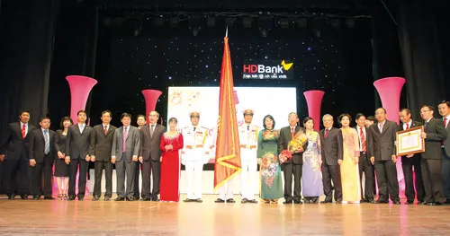 Tập thể CBNV HDBank vinh dự đón nhận Huân chương Lao động hạng Ba do Chủ tịch nước trao tặng. Tập thể CBNV HDBank vinh dự đón nhận Huân chương Lao động hạng Ba do Chủ tịch nước trao tặng.