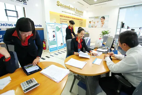 Tư vấn cho khách hàng làm thủ tục vay vốn tại Sacombank. Ảnh: LÃ ANH Tư vấn cho khách hàng làm thủ tục vay vốn tại Sacombank. Ảnh: LÃ ANH