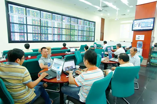 Tính minh bạch ngày càng kém của các doanh nghiệp niêm yết là thiệt thòi cho các nhà đầu tư. Ảnh: LÃ ANH Tính minh bạch ngày càng kém của các doanh nghiệp niêm yết là thiệt thòi cho các nhà đầu tư. Ảnh: LÃ ANH